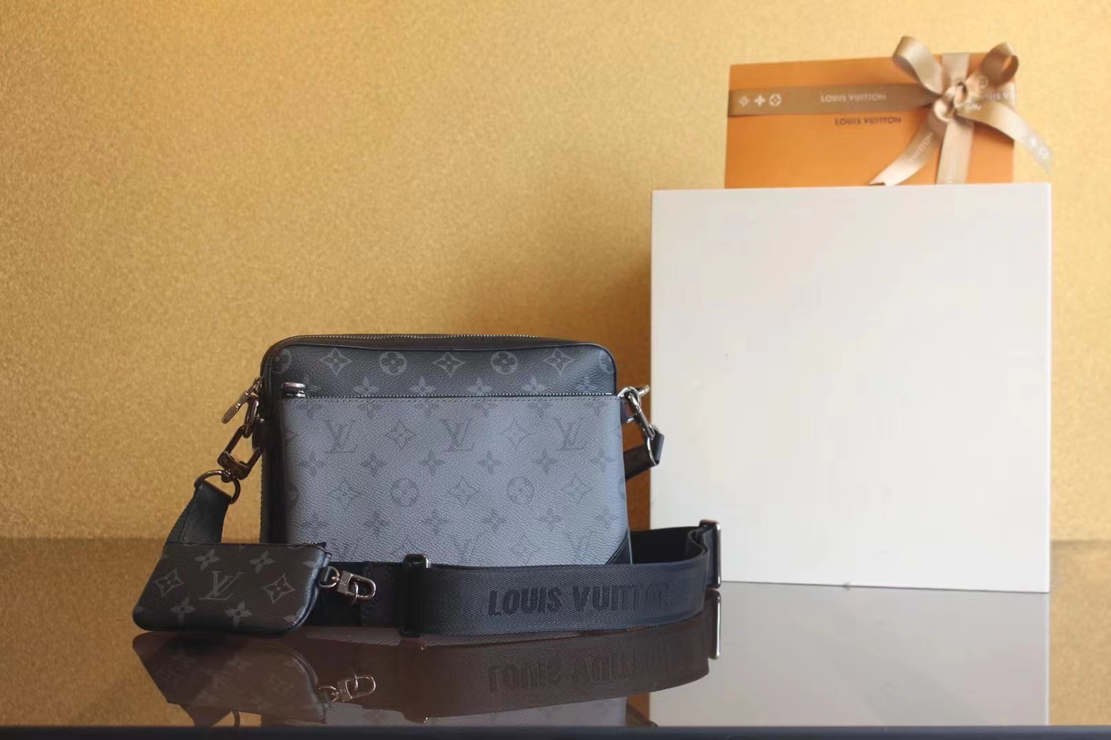 LV Trio新款丹寧色調郵差包，一比一專柜級品質！(圖1)